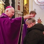 We wszystkich parafiach wierni licznie przystąpili do obrzędu posypania głów popiołem.