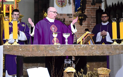 	Eucharystii w intencji pokoju przewodniczył bp Janusz Ostrowski.