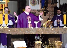 	Eucharystii w intencji pokoju przewodniczył bp Janusz Ostrowski.