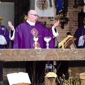 	Eucharystii w intencji pokoju przewodniczył bp Janusz Ostrowski.