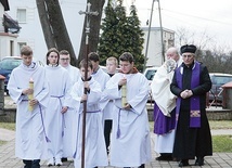 Szczątki męczennika wprowadził do świątyni jezuita ze Starej Wsi o. Antoni Drąg SJ.