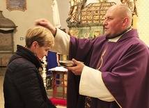 Gest uniżenia, rozpoczynający drogę nawrócenia, winien doprowadzić do dobrego przeżycia sakramentu pokuty przed Świętami Wielkanocnymi.