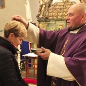 Gest uniżenia, rozpoczynający drogę nawrócenia, winien doprowadzić do dobrego przeżycia sakramentu pokuty przed Świętami Wielkanocnymi.