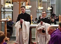 Liturgii przewodniczył bp P. Socha. Na zdjęciu (od lewej): kl. Łukasz Kozakiewicz i kl. Adam Jędrzejewski.