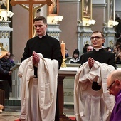 Liturgii przewodniczył bp P. Socha. Na zdjęciu (od lewej): kl. Łukasz Kozakiewicz i kl. Adam Jędrzejewski.