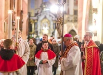 ▲	Drogę Krzyżową poprowadził ks. Arkadiusz Harbar, delegat ds. ochrony dzieci i młodzieży oraz dorosłych osób bezradnych w diecezji świdnickiej.