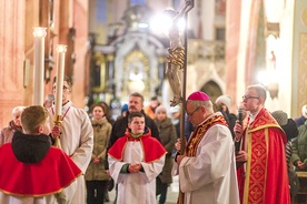 ▲	Drogę Krzyżową poprowadził ks. Arkadiusz Harbar, delegat ds. ochrony dzieci i młodzieży oraz dorosłych osób bezradnych w diecezji świdnickiej.