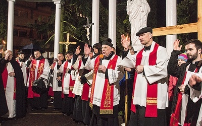 ▲	Nabożeństwo zakończyło błogosławieństwo udzielone przez wszystkich kapłanów.