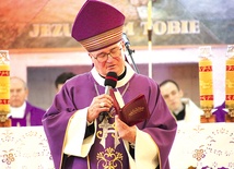 ▼	Biskup płocki, który przewodniczył Mszy św. i wygłosił homilię, dziękował też za misję płockiego sanktuarium.