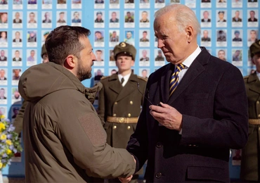 Joe Biden w rozmowie z Wołodymyrem Zełenskim przed Murem Pamięci Poległych za Ukrainę w Kijowie 20 lutego 2023 roku.