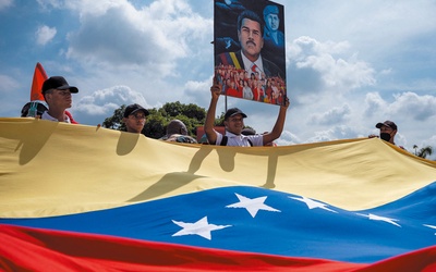 Zwolennicy Nicolása Maduro podczas marszu w Caracas  8 grudnia 2022 r.