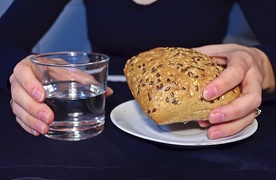 ▲	Dzień o chlebie i wodzie to praktyka ascetyczna, do której wraca wiele osób.
