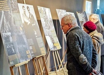 ▲	Wielu z oglądających wystawę w Ciechanowie pamięta czasy i dzieje związane z niepodległościowym podziemiem z czasów komuny.