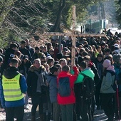 Chętnych do niesienia symbolu męki Pańskiej nie brakowało.