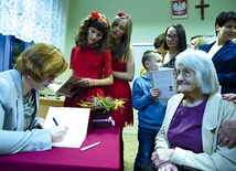 	Kolejka po autograf Agnieszki Przewłoki.