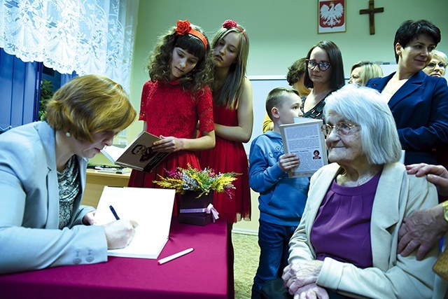 	Kolejka po autograf Agnieszki Przewłoki.