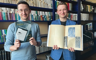 ▲	Dk. Paweł Kaszuba (z lewej) z ostatnią z wydanych edycji i Kamil Brożek z pierwszym zachowanym numerem. 