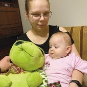 ▲	Dziewczynka z mamą i żółwiem, który został dla niej wylicytowany na Facebooku.