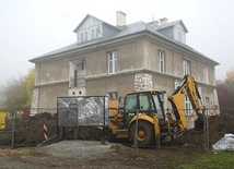 ▲	Od sierpnia do grudnia 2022 r. trwały prace budowlane przy fundamentach w Szarym Domu.