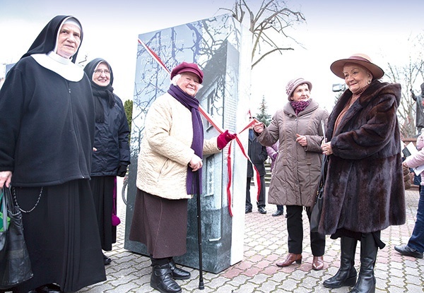 ▲	Wystawę otworzyły franciszkanki Rodziny Maryi i kobiety,  którym zgromadzenie uratowało życie. 