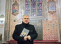 	Proboszcz parafii katedralnej zachęca do modlitwy  wśród oświetlonych stacji drogi krzyżowej.