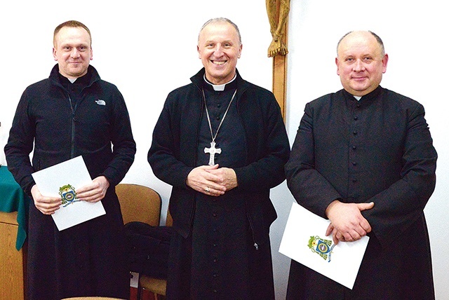 ▲	Z ordynariuszem (od lewej) obecny i dawny przewodnik pątników.