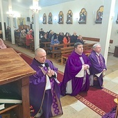 ▲	Ojciec Bogdan Waliczek OSPPE (pierwszy z lewej) w trakcie modlitwy przebłagalnej. 