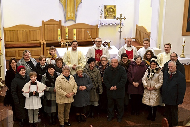 	Uczestnicy jubileuszowej Mszy św. w Jeninie.