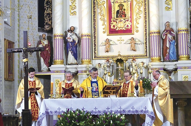 Bp Roman Pindel przewodniczył Mszy św. przed obrazem Pani Kazimierzowskiej.