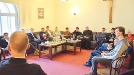 Goście z księżmi i klerykami GSD we fraterni.