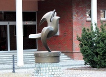 Pomnik Ducha Świętego, upamiętniający wizytę Jana Pawła II w Gliwicach.