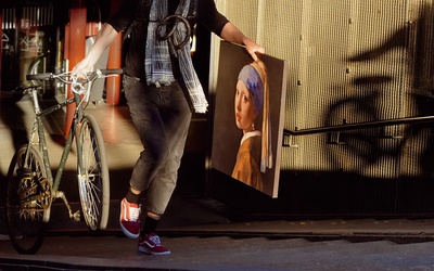 „Dziewczynę z perłą” w Amsterdamie wożą nawet na rowerach.