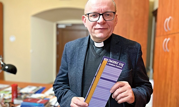 Ksiądz Krzysztof Ora, krajowy duszpasterz Służby Liturgicznej podczas liturgii.  „Poprzez liturgię przemawia i działa sam Bóg. Najważniejsze, aby język liturgii umieć rozszyfrować. Wiedzieć, dlaczego klękam, dlaczego uderzam się w pierś czy robię znak krzyża na czole” – mówi ksiądz Ora