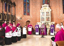 Rada liczy aktualnie jedenastu kanoników gremialnych (po śmierci ks. inf. Romana Harmacińskiego wakuje urząd prepozyta), zaś tytułem jej kanonika honorowego obdarzono  31 kapłanów.