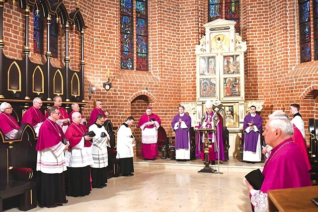 Rada liczy aktualnie jedenastu kanoników gremialnych (po śmierci ks. inf. Romana Harmacińskiego wakuje urząd prepozyta), zaś tytułem jej kanonika honorowego obdarzono  31 kapłanów.