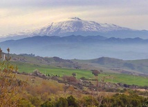 Etna góruje nad drogą łączącą Ennę z Katanią.