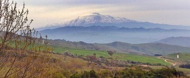 Etna góruje nad drogą łączącą Ennę z Katanią.