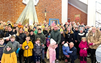 Parafianie przy portrecie papieża po niedzielnej Mszy św.