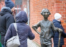 Będąc w Elblągu, trzeba koniecznie odwiedzić Piekarczyka i potrzeć jego nos „na szczęście”.