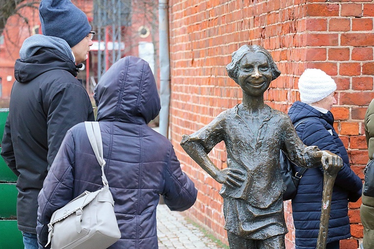 Będąc w Elblągu, trzeba koniecznie odwiedzić Piekarczyka i potrzeć jego nos „na szczęście”.