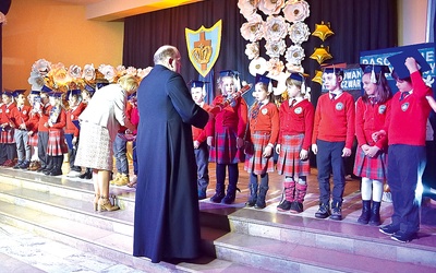 Uczniowie przygotowali dla arcybiskupa specjalny program taneczny.