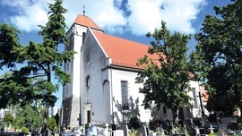 Budowla wznosi się  na wzgórzu nad doliną rzeki Kaczej.