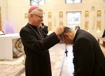 Bp Andrzej Siemieniewski nałożył ks. Piotrowi biskupi krzyż oraz piuskę.