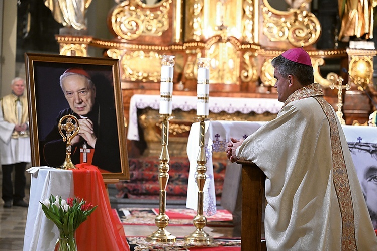 Biskup modlił się przy szczątkach błogosławionego.