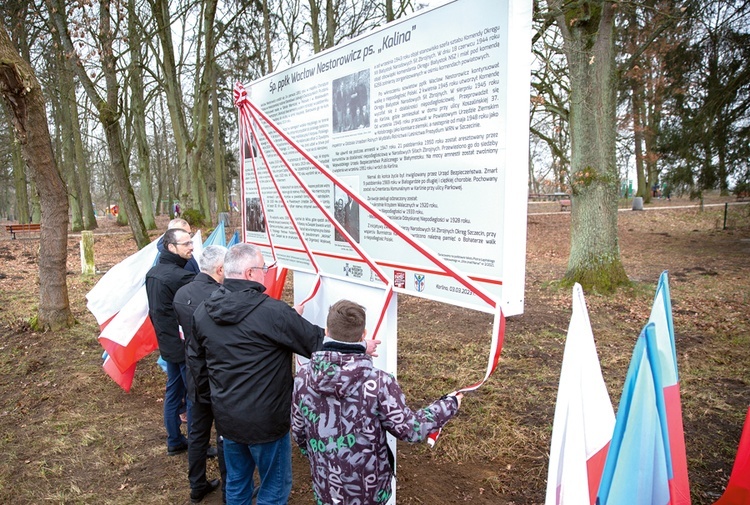 Jednym z elementów przypominających o oficerze jest tablica, która stanęła w miejskim parku.