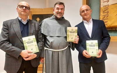 Od lewej: Michał Wyrostkiewicz,  o. Stanisław Jaromi, Zbigniew Wróblewski.