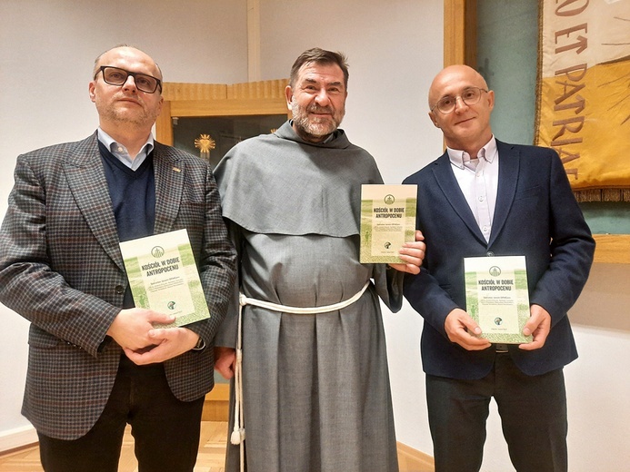 Od lewej: Michał Wyrostkiewicz,  o. Stanisław Jaromi, Zbigniew Wróblewski.