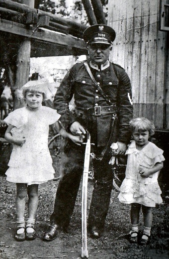 Przodownik Jan Tetla z córkami na odpuście w Łaziskach Średnich, rok 1932.