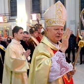 Bp Adam przewodniczy Mszy św. odpustowej ku czci patrona miasta i diecezji w swojej rodzinnej parafii, w bazylice św. Kazimierza w Radomiu.