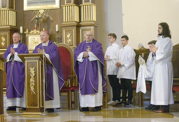 Z bp. Markiem Solarczykiem jubileuszową Mszę św. koncelebrowali (od lewej): ks. Artur Kowalczyk i ks. Krzysztof Badeński.
